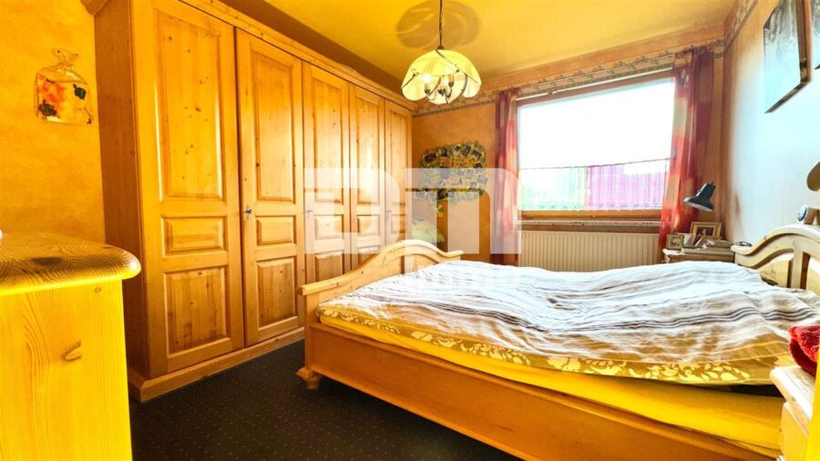 Schönes 1 - 2 Familienhaus mit riesigem Grundstück, Doppelgarage und umfangreichen Nutzflächen - EG Schlafzimmer WE1